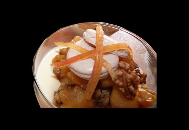 Verrines panna cotta, compotée de pommes et streusel aux noix du Périgord