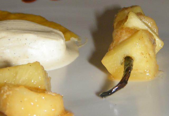 Banane et ananas vanillé, glace vanille et coulis de mangue