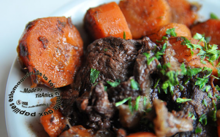 Daube de taureau oignons carottes persil mijoté au cognac et Vaqueyras