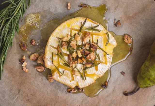 Elle se prépare en 3 minutes ! Testez notre meilleure recette de camembert rôti au four aux noix et au miel