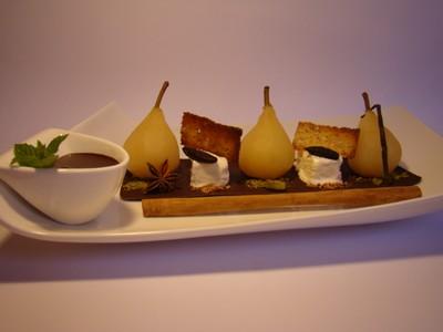 Petites poires pochées aux épices, yaourt glacé fève Tonka, tuile citron pavot et sauce chocolat Irisch Cream