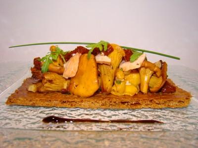 Tarte fine aux girolles, saumon rose, tomates séchées et éclats de noisettes