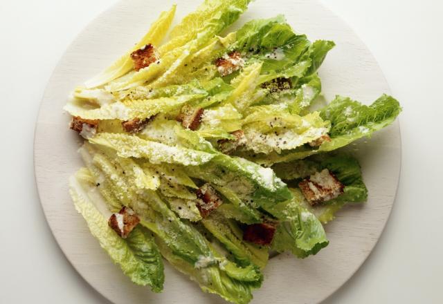 La salade César : histoire et recette d’un grand classique bistrotier