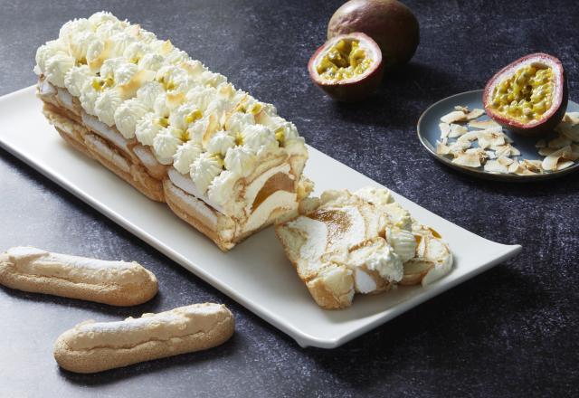 Bûche de Noël légère à la noix de coco et aux fruits de la passion