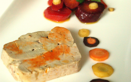 Terrine de foie gras de la mer, carottes multicolores glacées