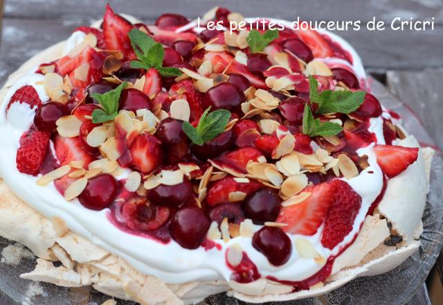 Pavlova aux fruits rouges et à la soupe de fraise Andros