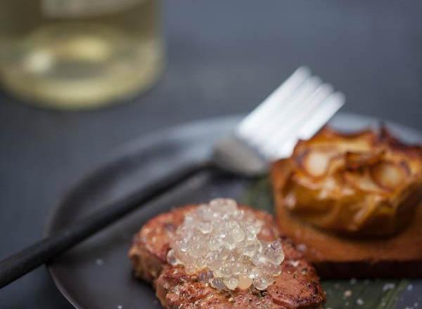 Foie gras poêlé, caviar de Floc de Gascogne et pommes au four aux chips d'ail blanc de Lomagne