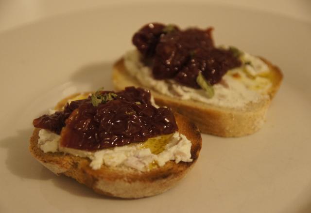 Tartine tomates sèches et carré frais