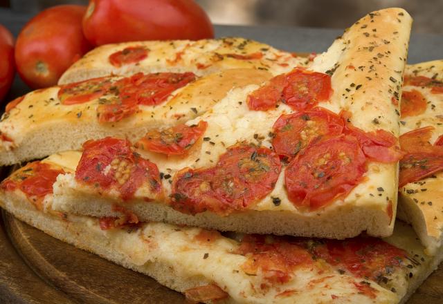 Focaccia aux tomates, fromage et origan