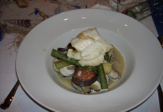 Dos de cabillaud rôti, nage de coquillages au safran, petits légumes