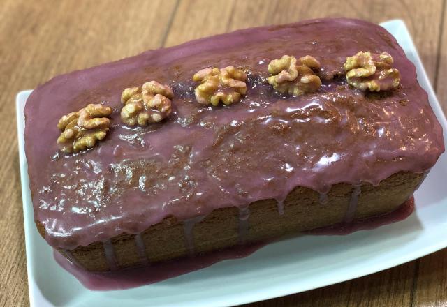 Cake parfumé au vin rouge et glaçage aux noix