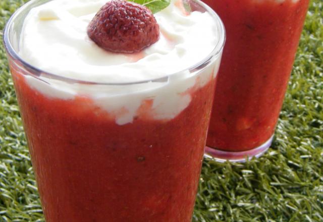 Gaspacho sucré de fraises et sa chantilly au basilic