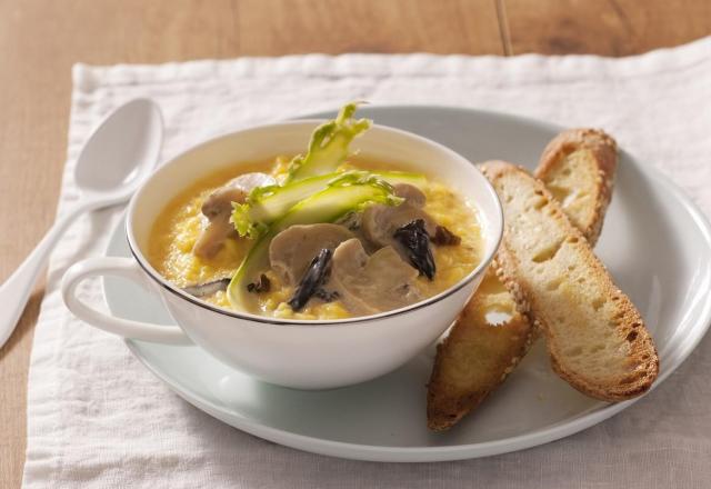 Brouillade d'œufs aux Champignons de Paris à la crème fraiche, Trompettes de la mort, Morilles, asperges et mouillettes de pain