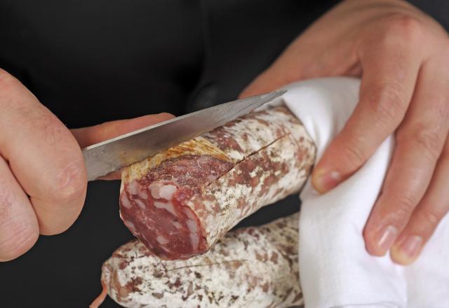 L’astuce imparable pour enlever facilement la peau du saucisson !