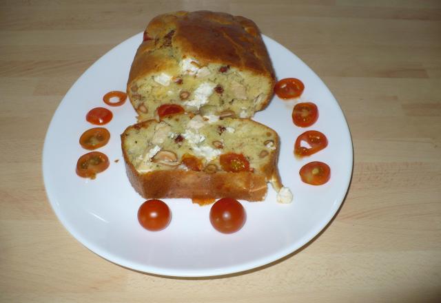 Cake au poulet , tomate cerise et noix de cajou