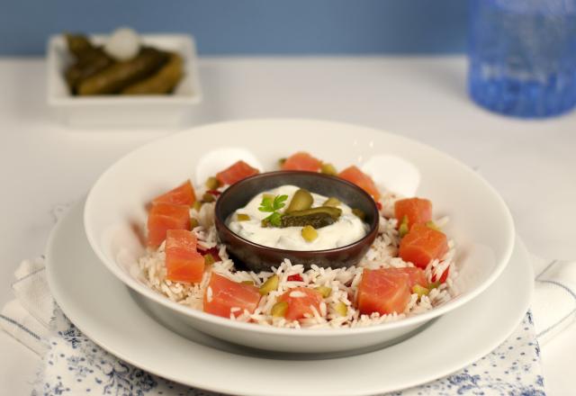 Méli-mélo de riz basmati au saumon, sauce au fromage blanc et aux cornichons