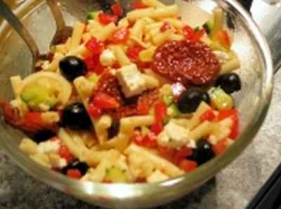 Salade froide de penne aux tomates cerise et courgettes