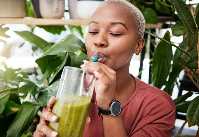 Une cheffe vegan partage la recette d’une boisson idéale pour booster le système immunitaire cet automne !