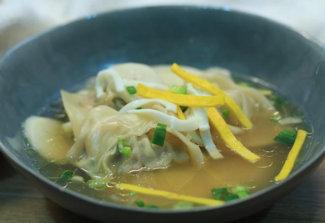 Tteok Manduguk ou Soupe Coréenne aux raviolis et pâte de riz