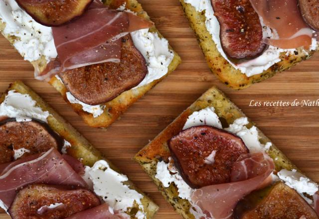 Focaccia garnie au chèvre frais, figues poêlées au miel et jambon de Parme