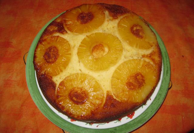 Gâteau au yaourt à l'ananas et au caramel