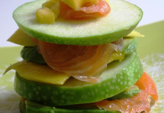 Mille-feuilles pomme verte, avocat, mangue et saumon fumé