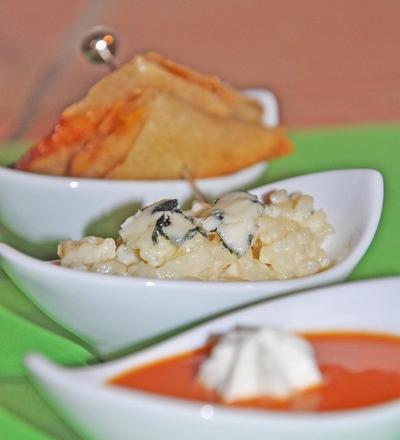 Déclinaison d'amuse-bouches autour du Roquefort Papillon Velouté tiède de tomates légèrement confites, mousse au Roquefort, Risotto crémeux au Muscat de Rivesaltes, copeaux de Roquefort, et Croustill