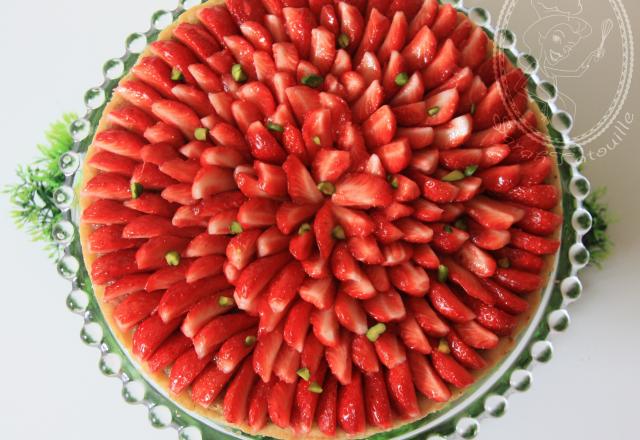 Tarte aux fraises, crème d'amande et pistaches torréfiées