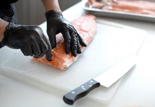 Ce chef vous dévoile LA bonne technique pour bien retirer les arêtes d’un poisson sans difficulté