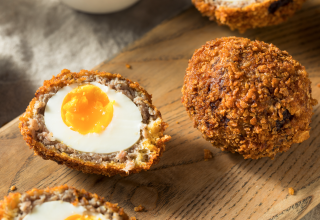 Des oeufs croustillants à l’extérieur, mais encore coulants à l’intérieur : voici comme faire des scotchs eggs pour Pâques !