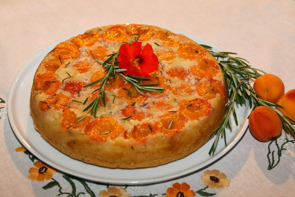 Gâteau renversé aux abricots, romarin, miel et amaretto