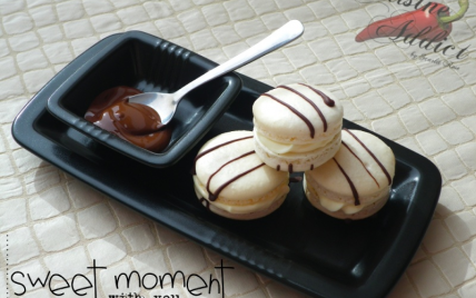 Macarons au chocolat blanc, décorés de chocolat noir