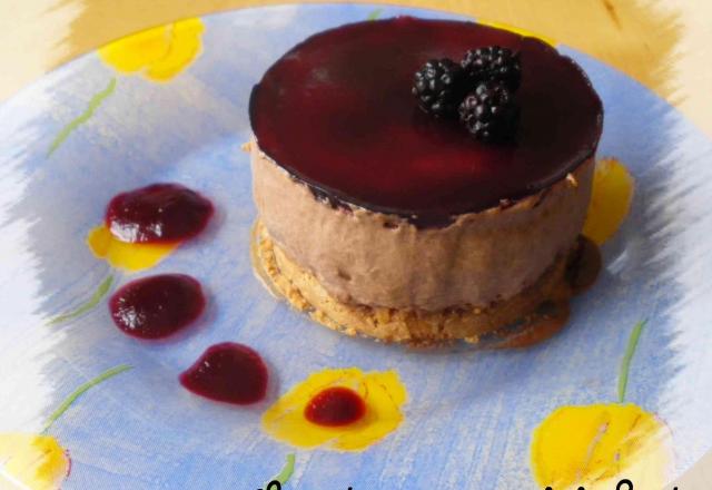 Entremet croquant praliné, mousse chocolat et miroir de mûres