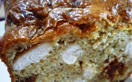 Cake au poulet, tomates séchées, basilic et soupçon de tapenade