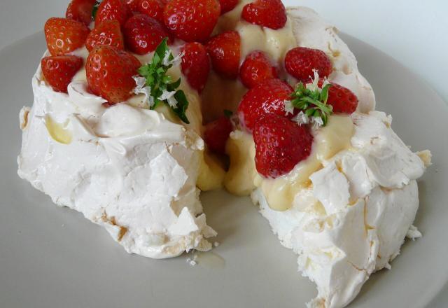 Pavlova aux fraises et huile d'olive 'Tanche' au basilic