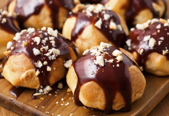 Profiteroles crème pâtissière, sauce chocolat