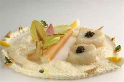 Noix de Saint-Jacques et caviar et endives au jambon de Reims