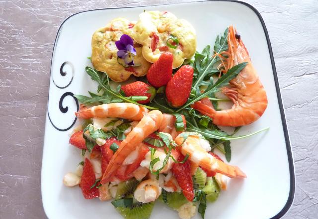 Salade crevettes, fraises, kiwis, orange, basilic et son moelleux sucré salé aux fraises