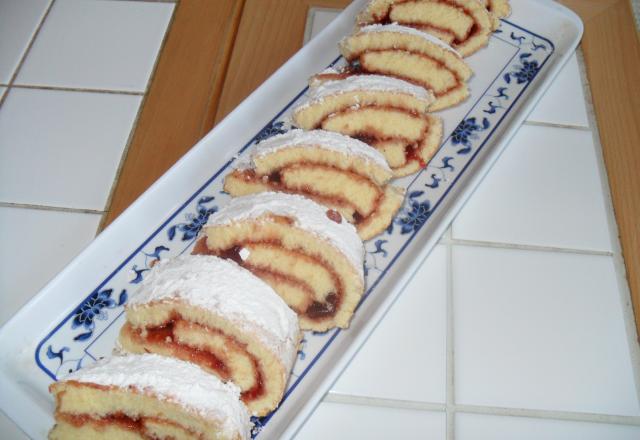 Gâteau roulé à la fraise et fleur d'oranger