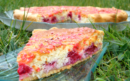 Tarte noix de coco, framboises et pralines roses