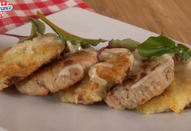 Haché de poulet rôti Douce France et ses galettes de pommes de terre, sauce au jus de pomme