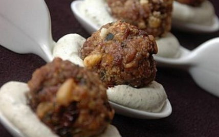 Boulettes d'agneau aux saveurs méditerranéennes sur lit de chantilly au pesto