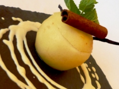 Poire  Nashi pochée aux épices et panna cotta de foie gras Crème réduite au tabac