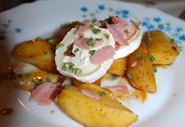 Pommes caramélisées aux épices, au miel, chèvre et éclats de bacon