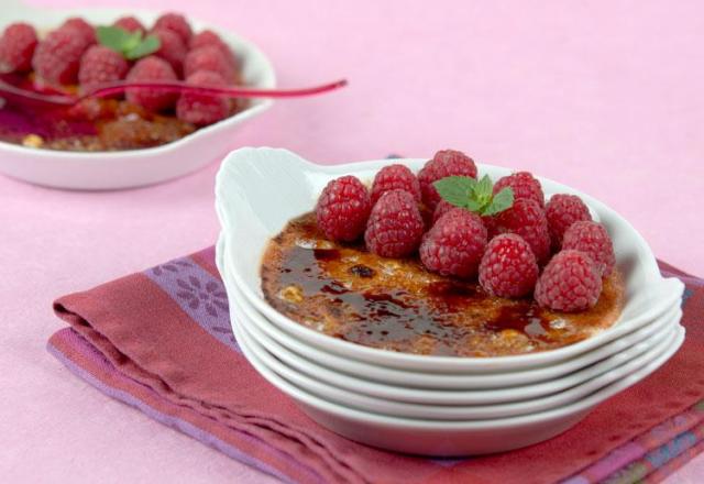 Crème brûlée aux pralines roses et aux framboises