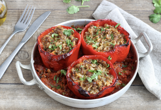 Pour changer des tomates, voici notre recette de poivrons farcis parfaite pour les repas d’été en famille !