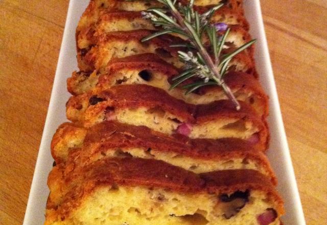 Cake aux lardons, chêvre et noix