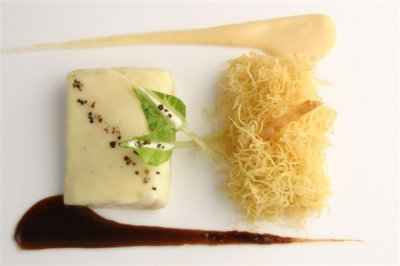 Turbot de Bretagne à blanc, rehaussé de poivres, pomme à pomme aux échalotes