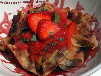 Fraises sournoisement écrasées sur tagliatelles de crêpes et sirop de vin aux épices