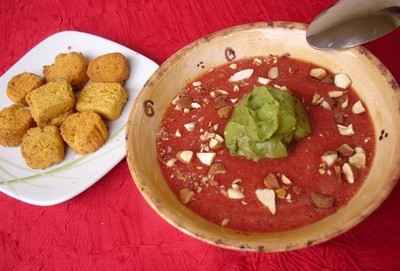 Soupe toute crue de tomates aux fraises, boule de crème d'avocat, éclats d'amandes